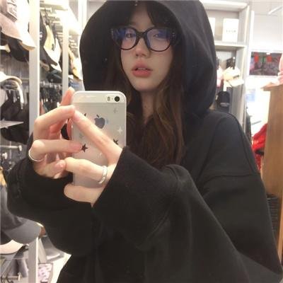黑衣女孩